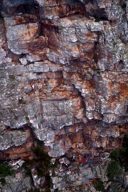 Escaladores de los acantilados de Table Mountain