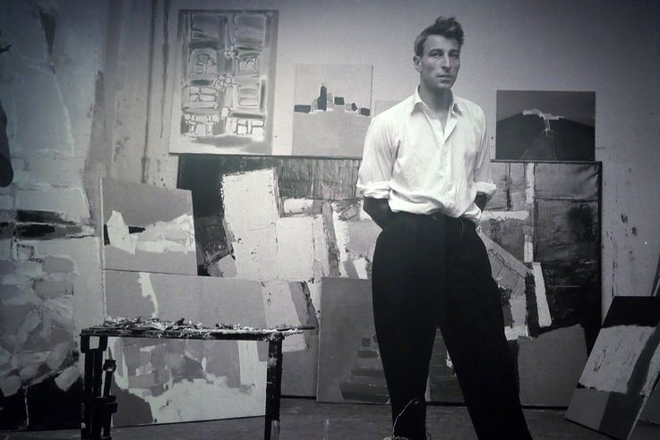 Nicolas de Staël pose dans son atelier de la rue Gauguet à Paris en 1954. Photo de Denise Colomb (Centre Pompidou de Málaga).