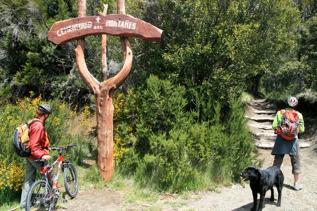Entrada al Cementerio del Montañes. San Carlos de Bariloche.