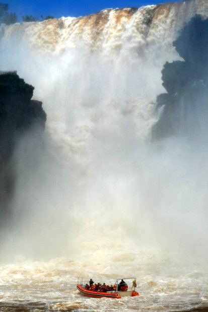 Navegación al pie de las Cataratas del Iguazú