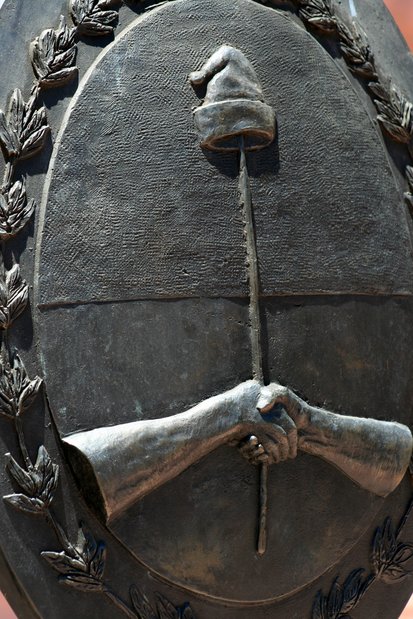 Detalle sobre la estatua de Manuel Belgrano. Plaza de Mayo en Buenos Aires.