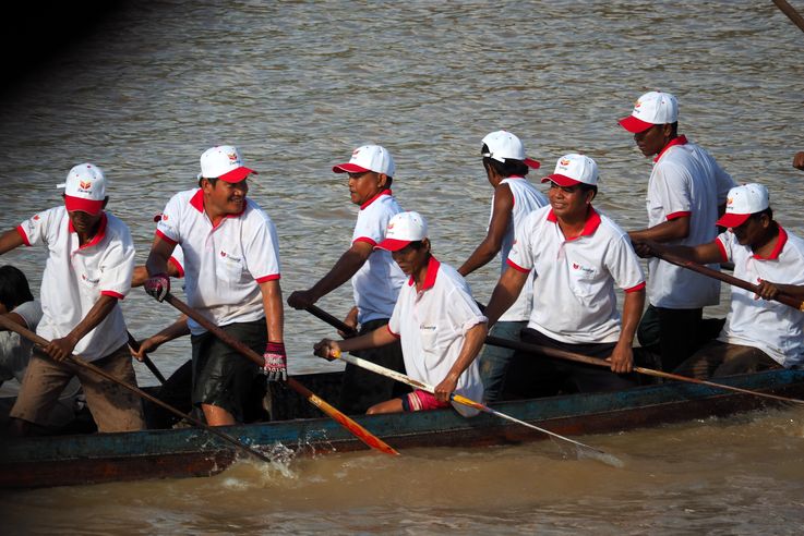 Course de bateaux à Kampong Cham
