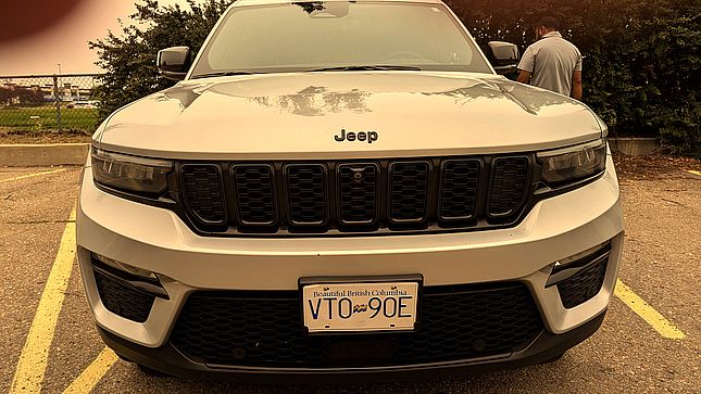 Jeep Grand Cherokee avec plaque de Colombie-Britannique à Calgary.