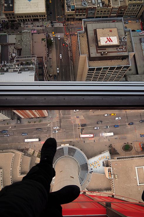 Vue plongeante sur le centre-ville depuis la Calgary Tower.