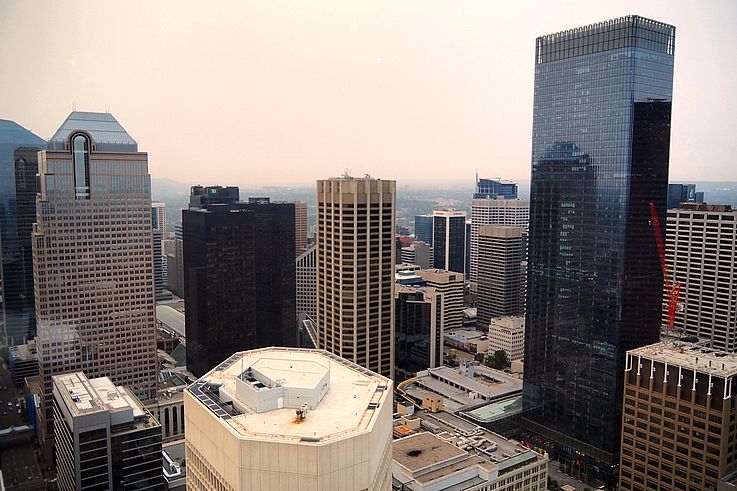 Vue sur la ligne d'horizon du centre-ville depuis la Calgary Tower.