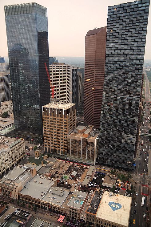 Vue sur le centre-ville et les gratte-ciel depuis la Calgary Tower.
