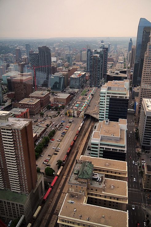 Vue aérienne du centre-ville et des voies ferrées à Calgary.