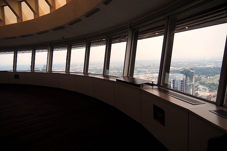 Vue sur la ville depuis la plateforme d'observation de la Calgary Tower.