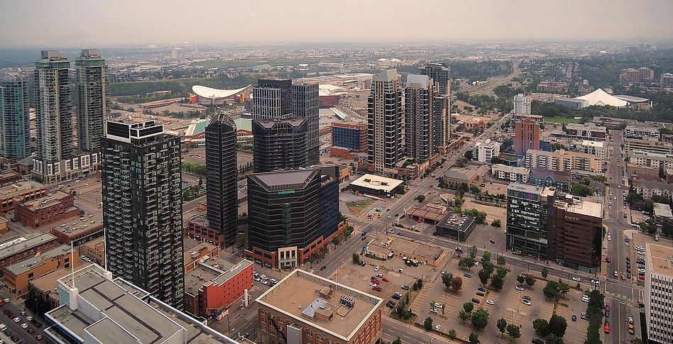 Vue aérienne du centre-ville de Calgary et du Scotiabank Saddledome.