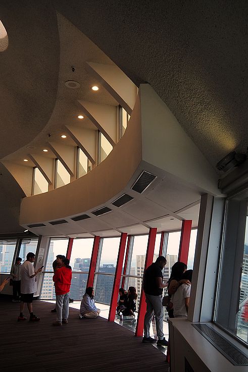Visiteurs sur la plate-forme d'observation de la Calgary Tower.
