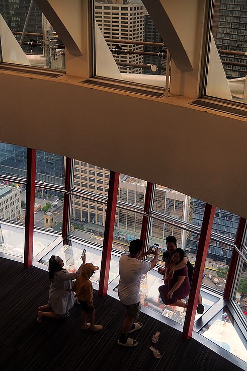 Visiteurs sur le sol en verre de la Calgary Tower.
