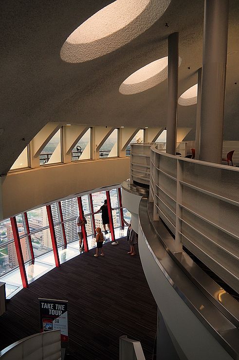 Plancher de verre du belvédère de la Calgary Tower.