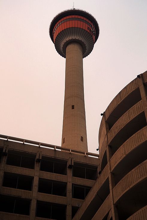 Calgary Tower surplombant un parking du centre-ville.