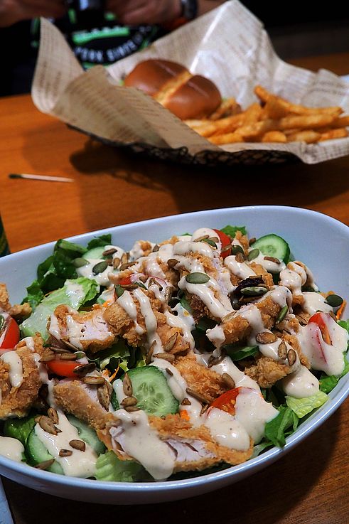 Salade de poulet au restaurant Wow Chicken du quartier de Kensington à Calgary.