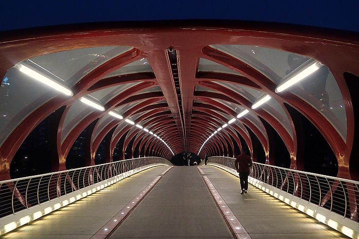 Intérieur du Peace Bridge de Calgary, conçu par l'architecte Santiago Calatrava.