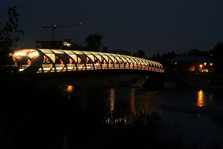 Peace Bridge illuminé au-dessus de la Bow River, quartier de Sunnyside à Calgary.