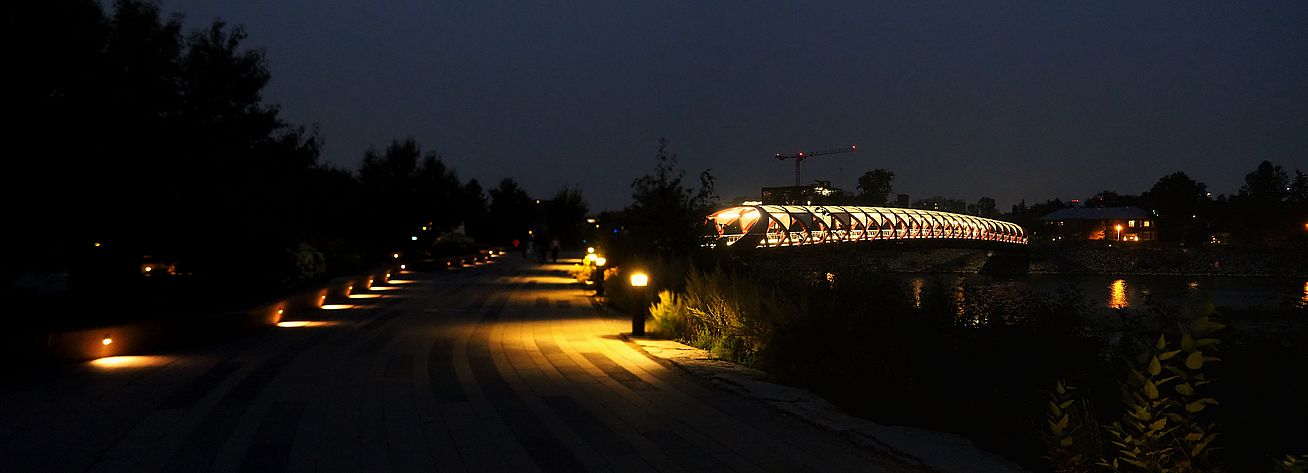 Le Peace Bridge illuminé au-dessus de la Bow River à Calgary.