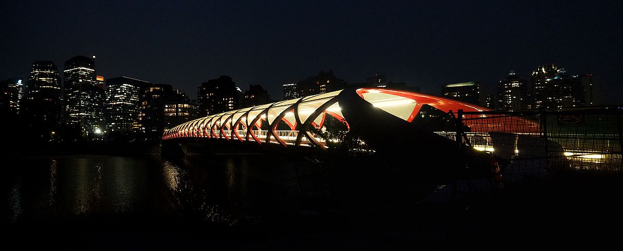 Le Peace Bridge conçu par l'architecte Santiago Calatrava sur la Bow River, à Calgary.