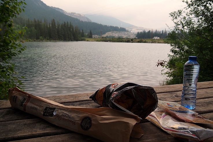 Picnic con vistas al lago al pie de Grotto Mountain.