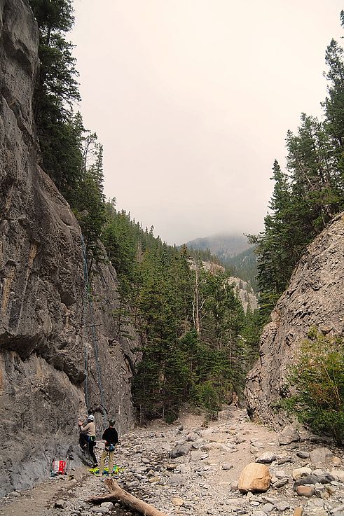 Escalada en pared rocosa en Grotto Canyon.