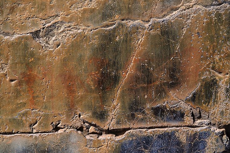 Pictogramas indígenas en las paredes rocosas de Grotto Canyon.