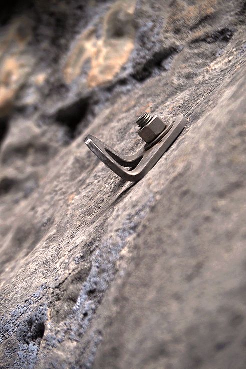 Anclaje de escalada en la pared rocosa de Grotto Canyon.