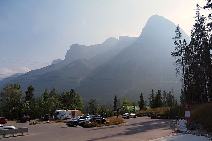 Montañas brumosas sobre el estacionamiento del sendero de Grassi Lakes en Canmore.