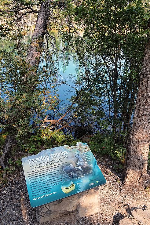 Señal de interpretación sobre el color de las aguas en Grassi Lakes.