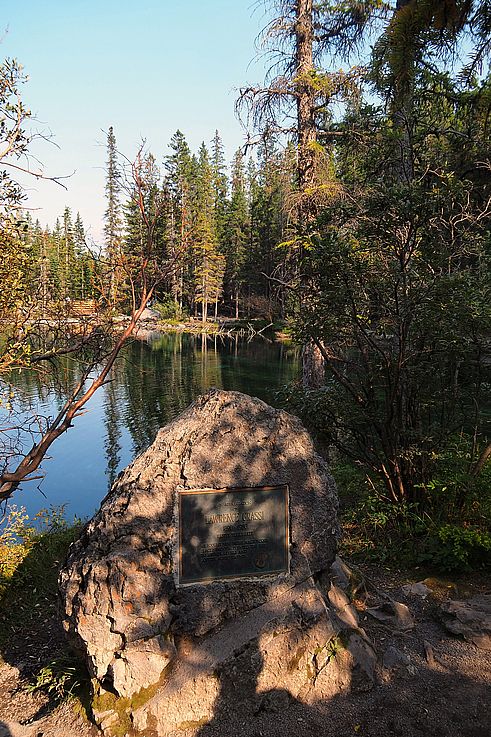 Placa conmemorativa en honor a Lawrence Grassi en los alrededores de Grassi Lakes.