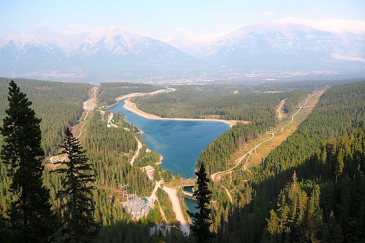 Embalse de Rundle Forebay en el valle Bow cerca de Canmore.
