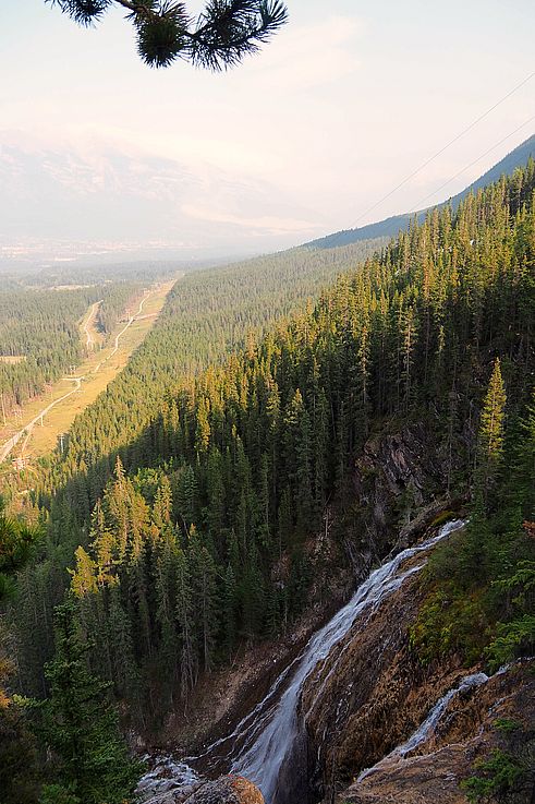 Cascada a lo largo de las laderas boscosas del valle, cerca de los lagos Grassi en Canmore.