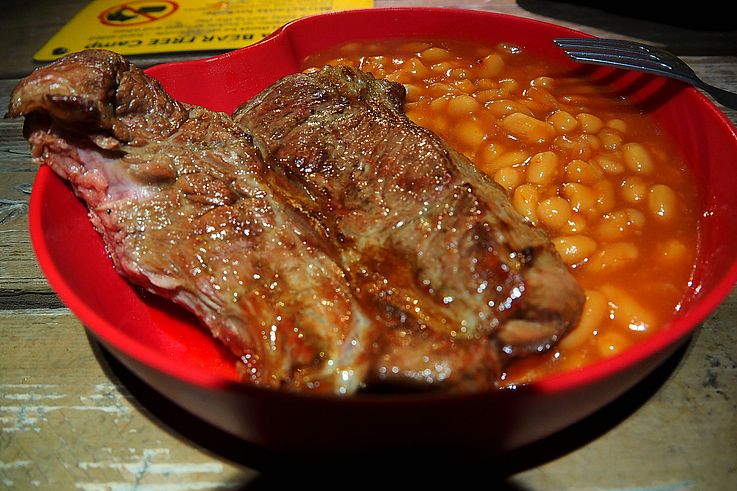 Costillas de cerdo y frijoles en un plato en Kananaskis.