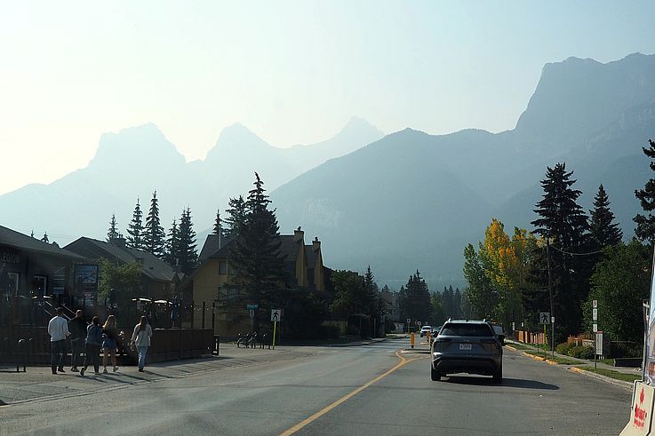 Calle brumosa con vistas a las Montañas Rocosas en Canmore.
