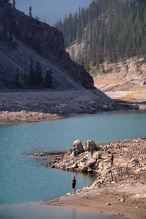 Pescadores en las orillas del embalse Barrier Lake, en el valle de Kananaskis cerca de Canmore.