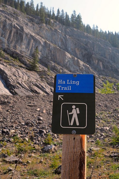 Señalización del sendero Ha Ling en el valle de Kananaskis.