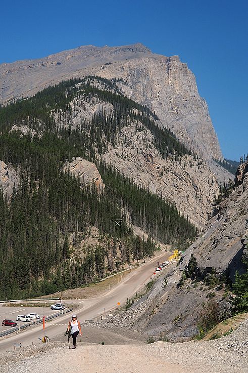 Senderista en el sendero del monte Ha Ling en el valle de Kananaskis.