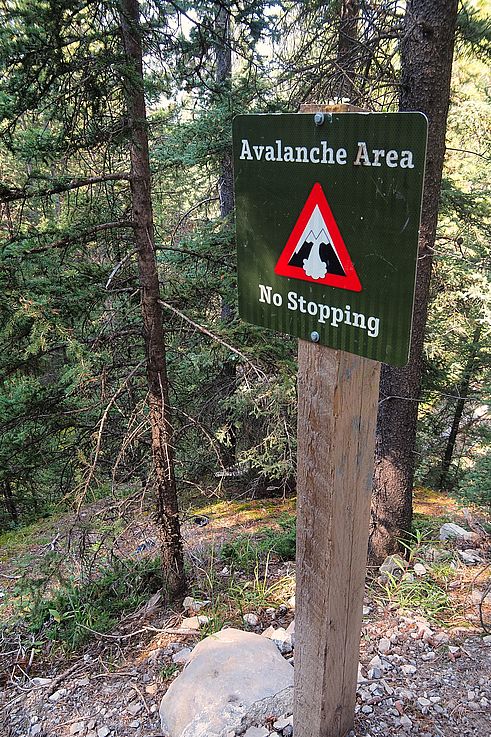 Señal de "Avalanche Area" en el sendero de senderismo de Ha Ling, en la región de Kananaskis.