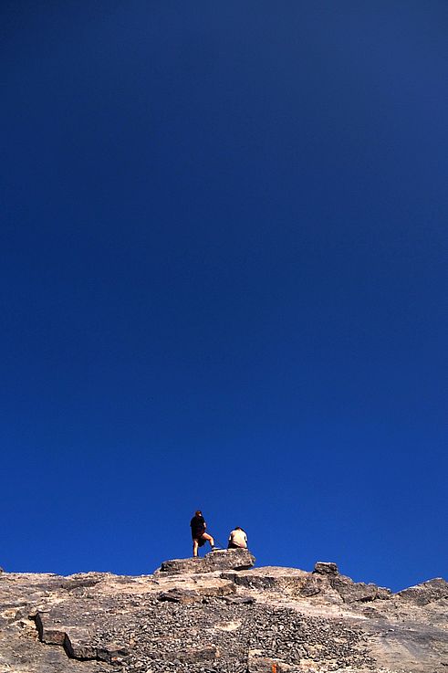 Excursionistas en las rocas de la cima de Ha Ling Peak, en el valle de Kananaskis.
