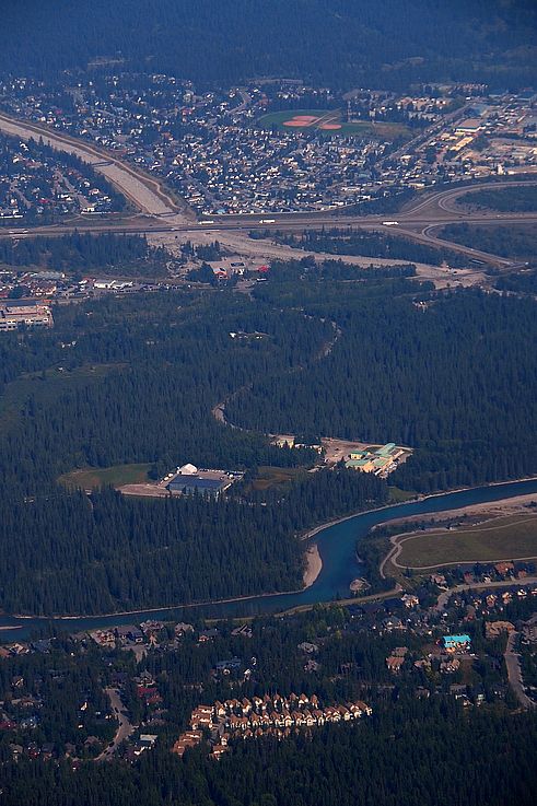 Vista del valle del río Bow y la ciudad de Canmore desde la cima del monte Ha Ling.