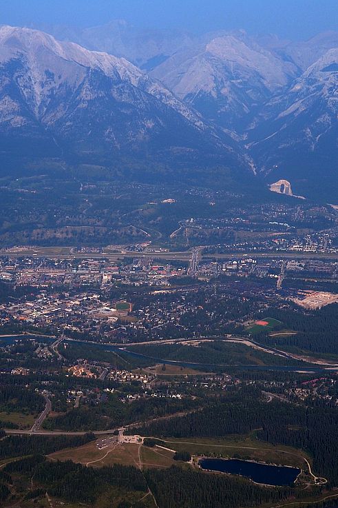 Vista aérea de Canmore en el valle Bow al pie de las Montañas Rocosas.