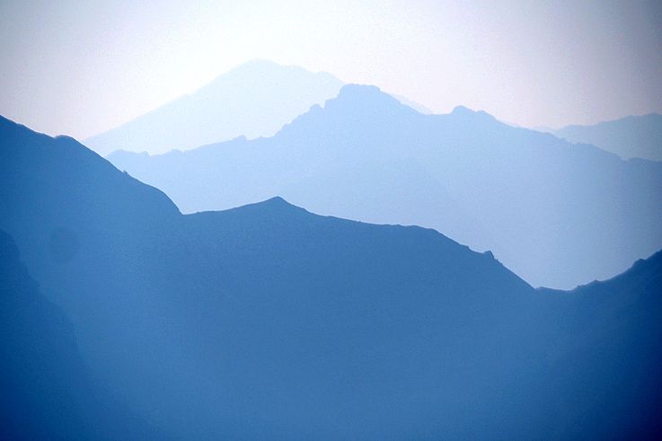 Niebla sobre los picos de las Rocosas, en la región de Kananaskis.