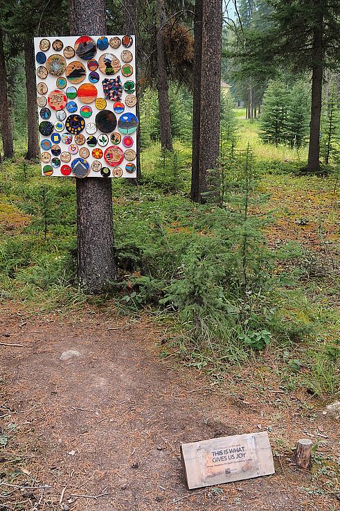 Installation artistique « This Is What Gives Us Joy » des élèves de la Banff Elementary School sur le sentier Art in Nature Trail.