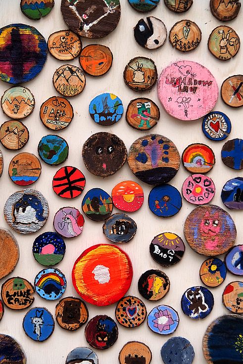 Rondins de bois peints exposés au centre-ville de Banff.