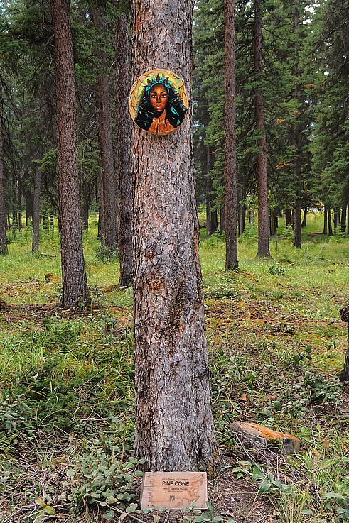 Œuvre intitulée Pine Cone par l'artiste Sydonne Warren dans le cadre du Banff Art Trail.