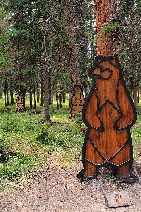 Sculptures « The Back Scratching Bears Dance » de l'artiste Jason Carter sur le Bow River Trail à Banff.