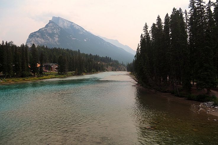 Mont Rundle surplombant la rivière Bow dans la ville de Banff.