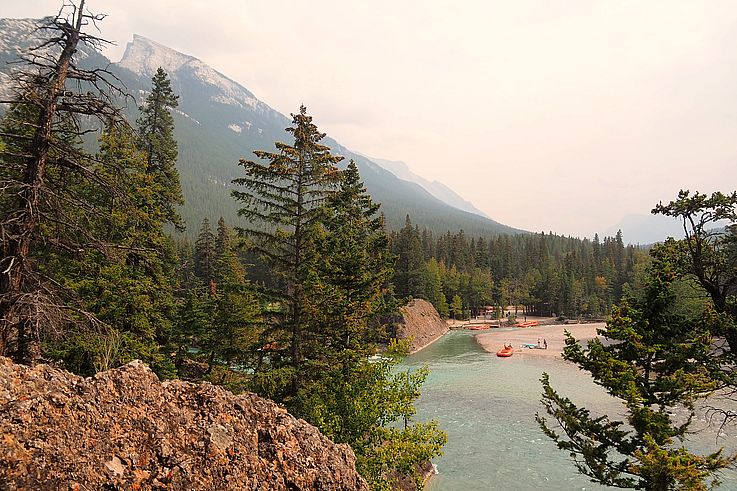 Cours de la Bow River et mont Rundle vus depuis le point de vue de Surprise Corner à Banff.