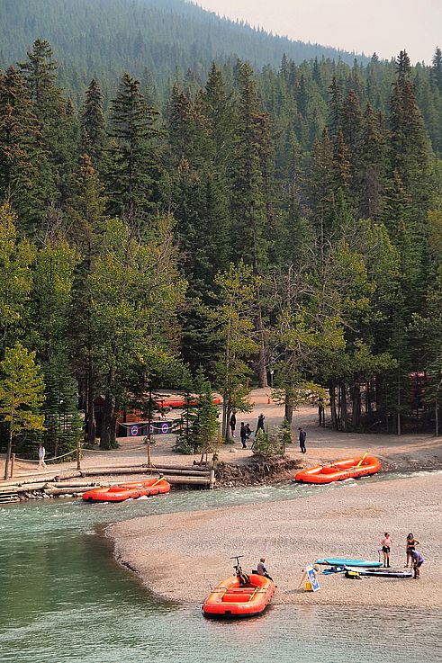 Radeaux pneumatiques sur la rivière Bow, parc national de Banff.