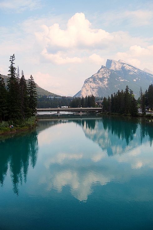 Reflet du mont Rundle dans la rivière Bow, près du pont de Banff.
