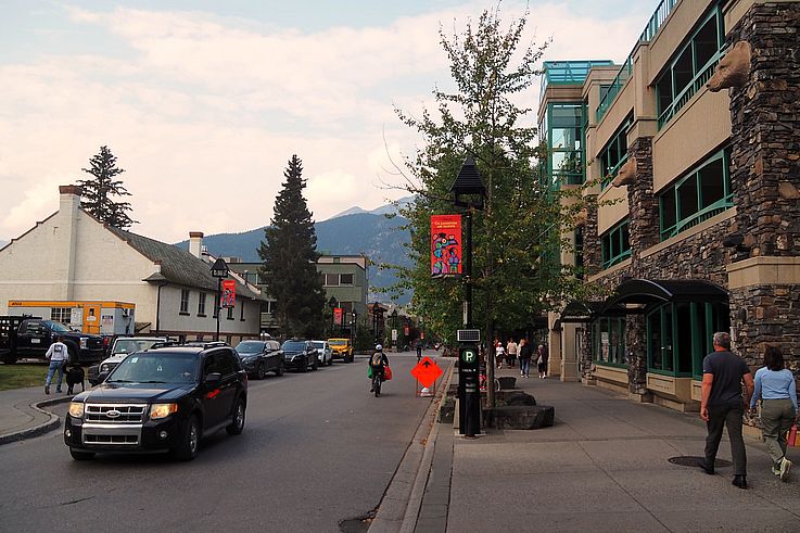 Bear Street à Banff avec vue sur le mont Cascade.